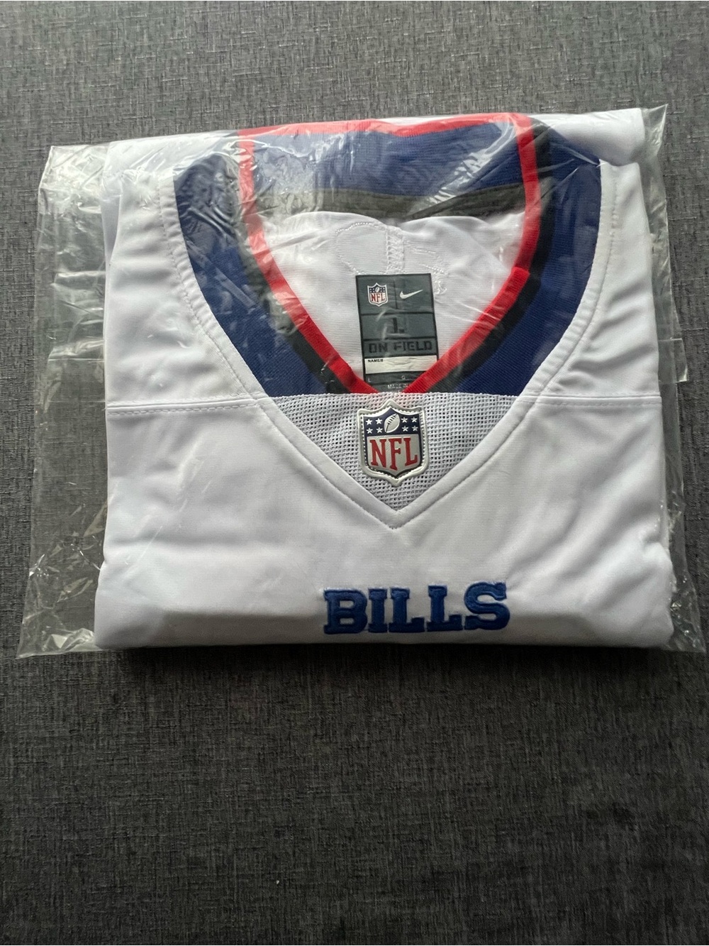 New w/tags Nike Men’s Large White NFL Buffalo Bills Josh Allen Jersey 17